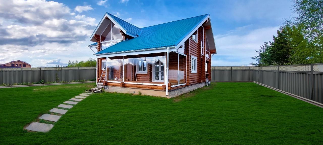 Мягкие окна на веранде загородного дома в посёлке Малино